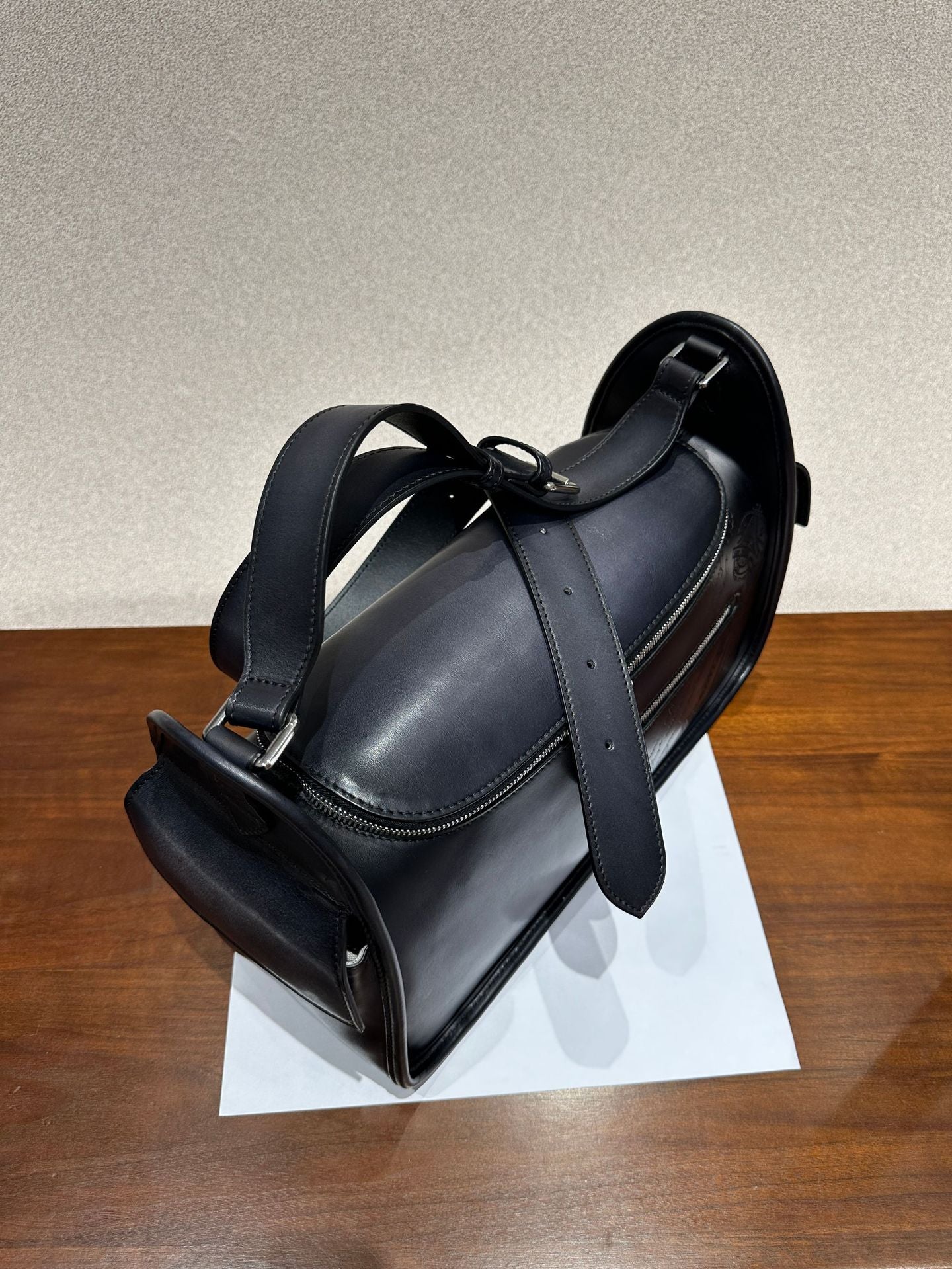 Men's Vegetable-Tanned Cowhide Crossbody Bag – Street Style